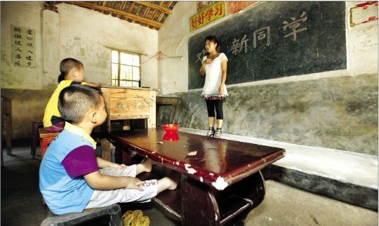 湖北3千名農村學(xué)生自帶課桌椅上學(xué)